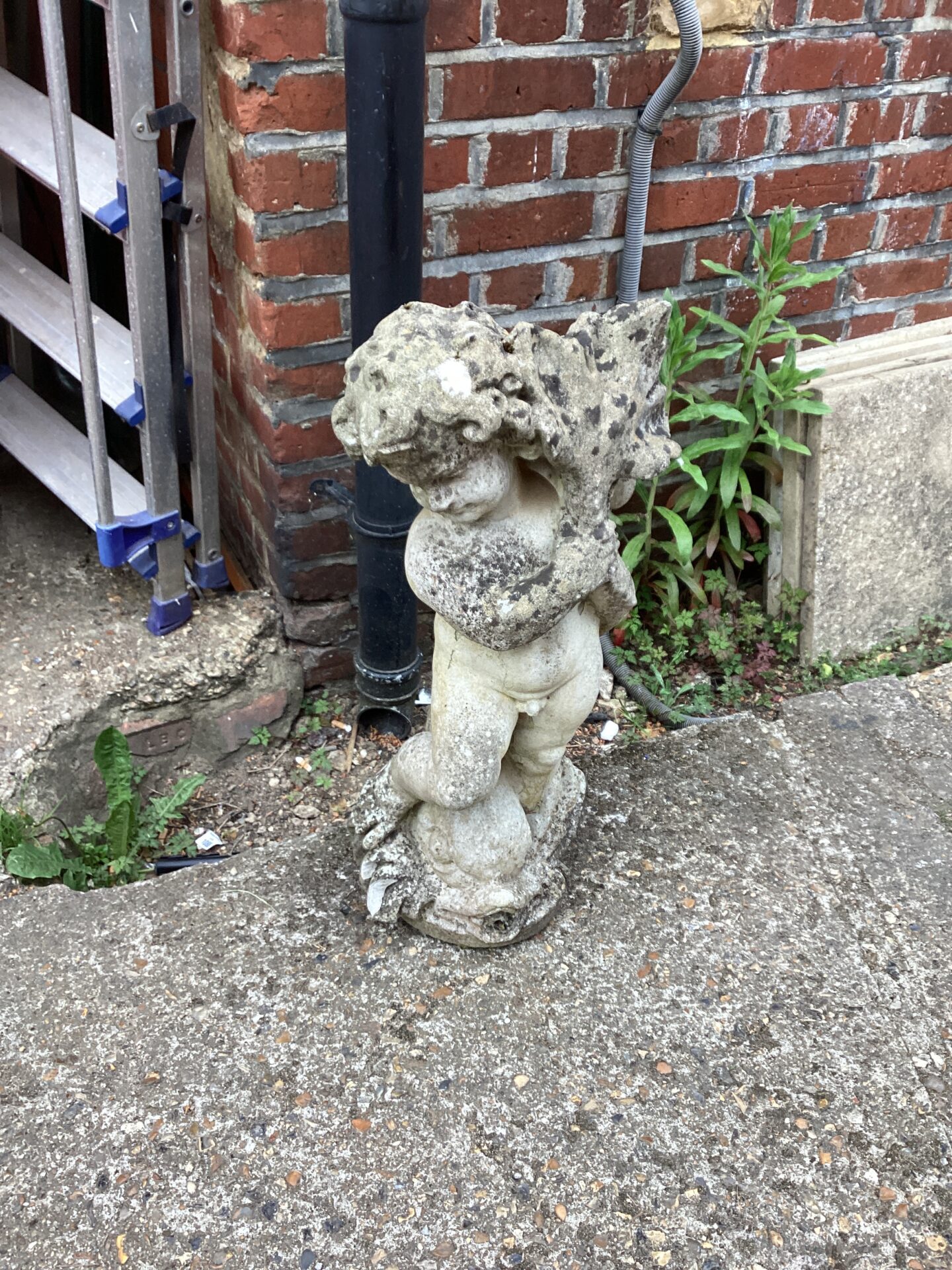 1088 Cherub garden ornament