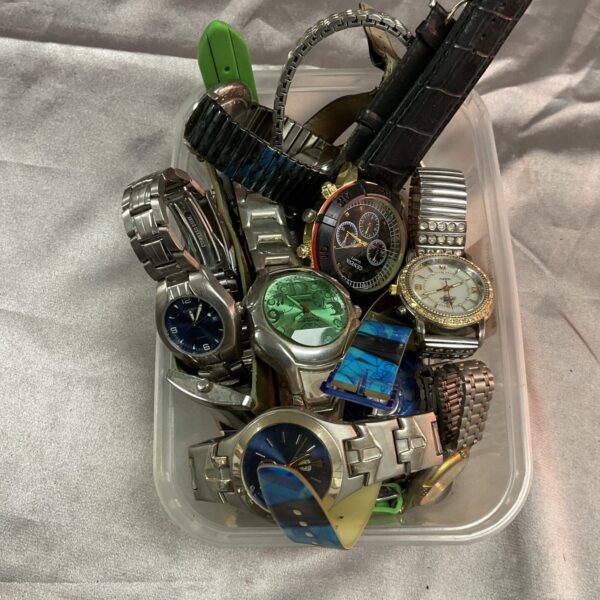 Tray of assorted vintage and repair wristwatches for collectors.