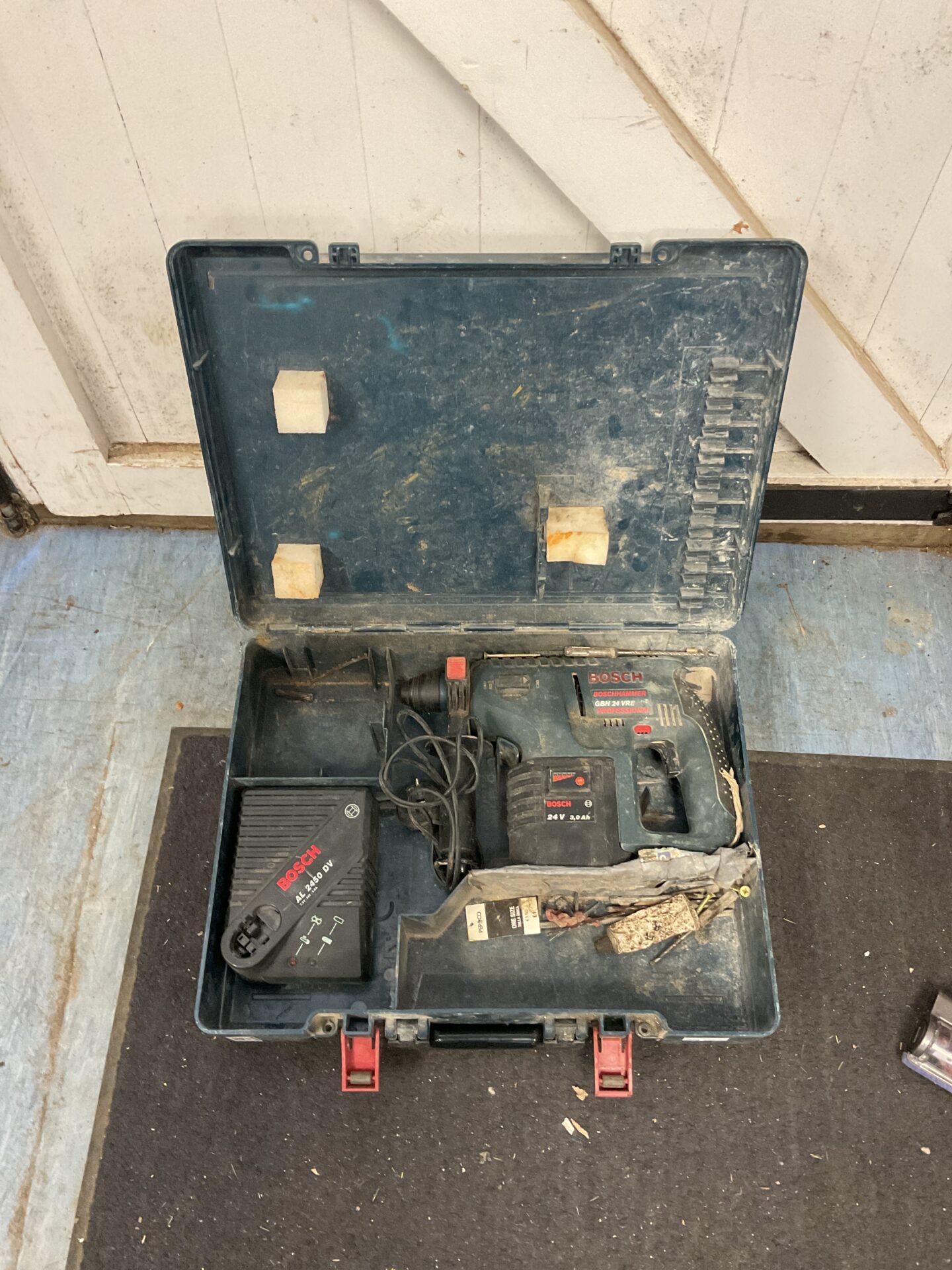 1000 Bosch gbh 24 vre hammer drill – working