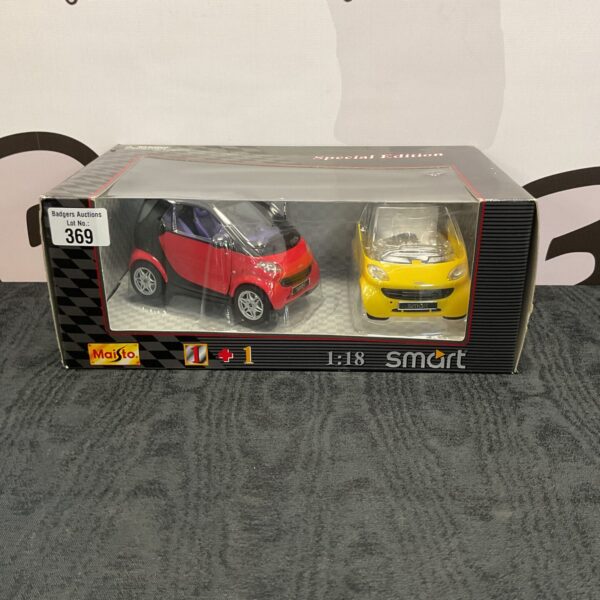 Boxed Maisto Smart Car diecast model in original packaging.