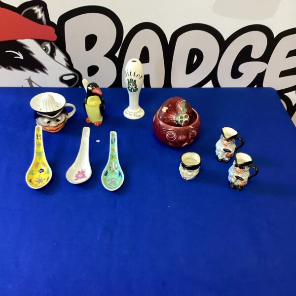 Vintage porcelain collectibles including a colourful Syvac dish.
