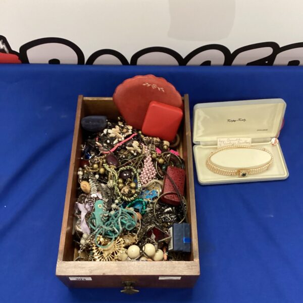 Mixed lot of vintage costume jewellery with necklaces and brooches.