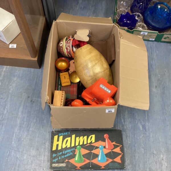 Vintage Halma game in a mixed lot of items.