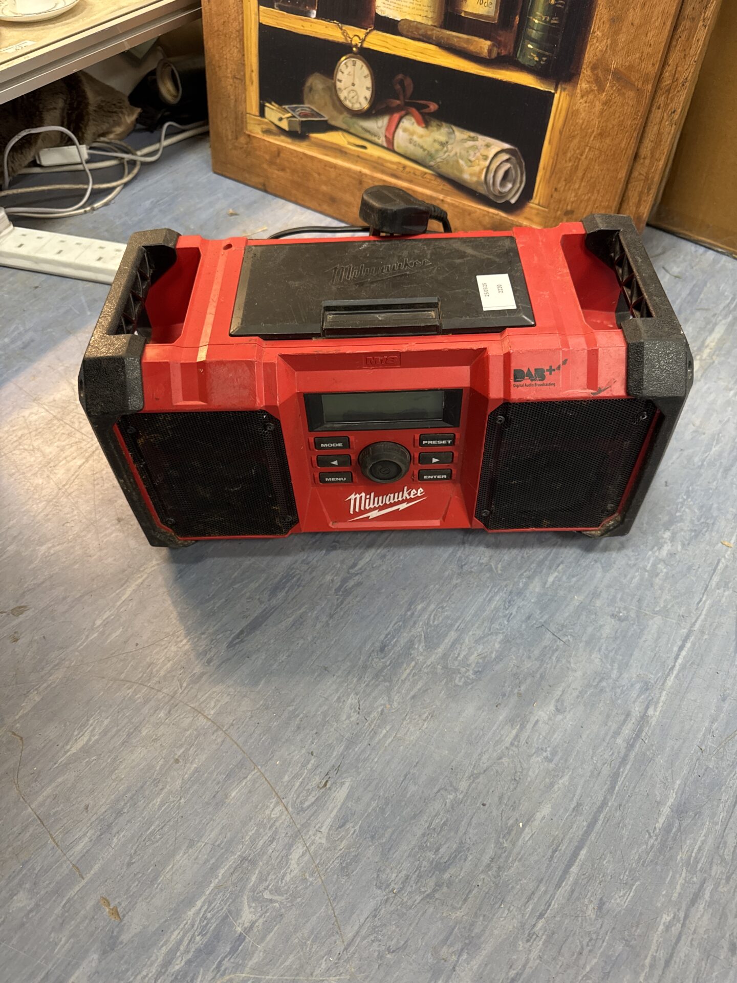 866 Milwaukee dab site radio – spares/repairs, lights up when plugged in LCD screen damaged