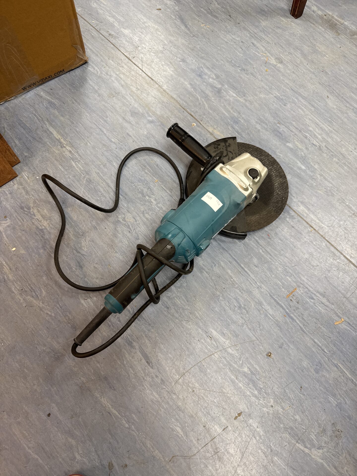 870 Makita GA9050 angle grinder – working