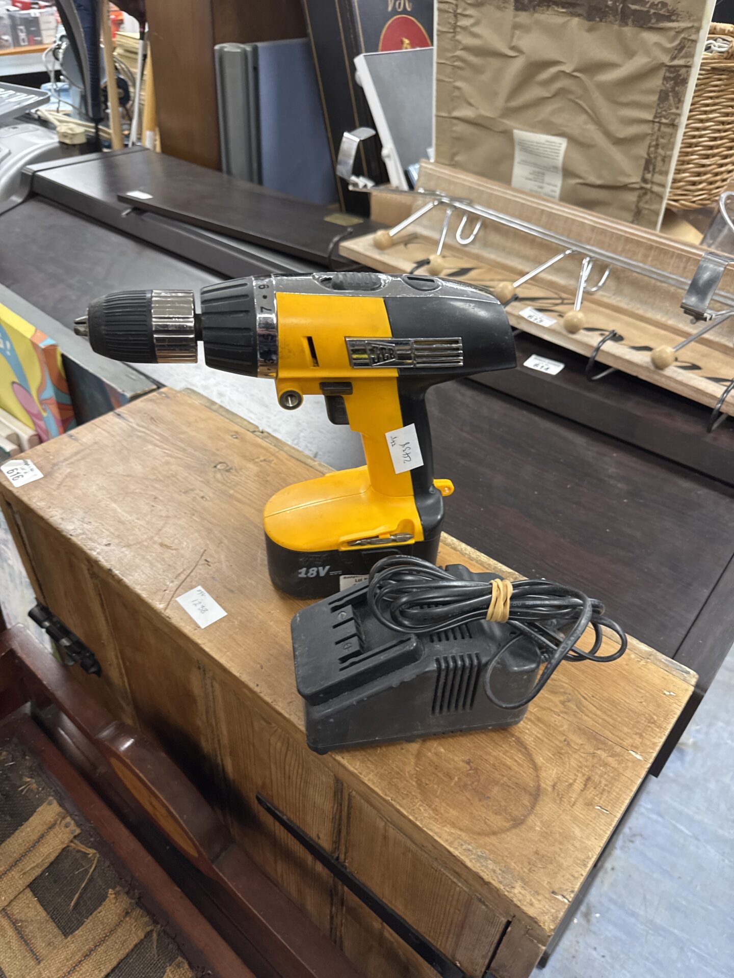 822 Jcb cordless drill with charger – powers on
