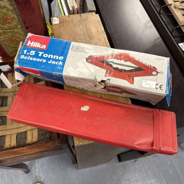 Hilka 1.5t scissor jack with warning triangle for car maintenance.