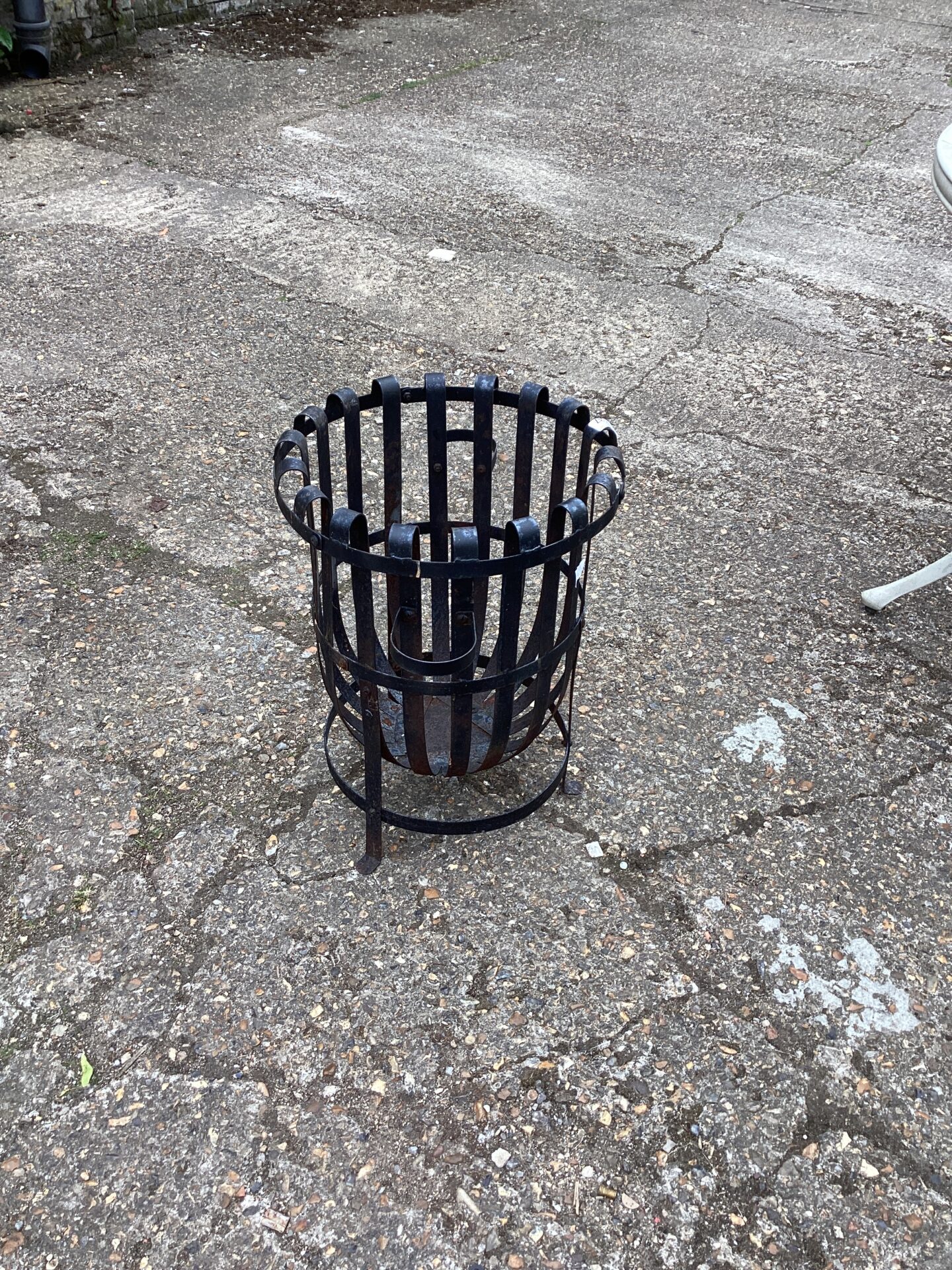 1137 Metal garden incinerator