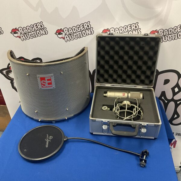 SE 2220 condenser microphone in its hard case with accessories.