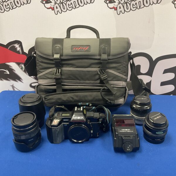 Vintage Minolta 5000 camera kit with lenses, ideal for film photography.