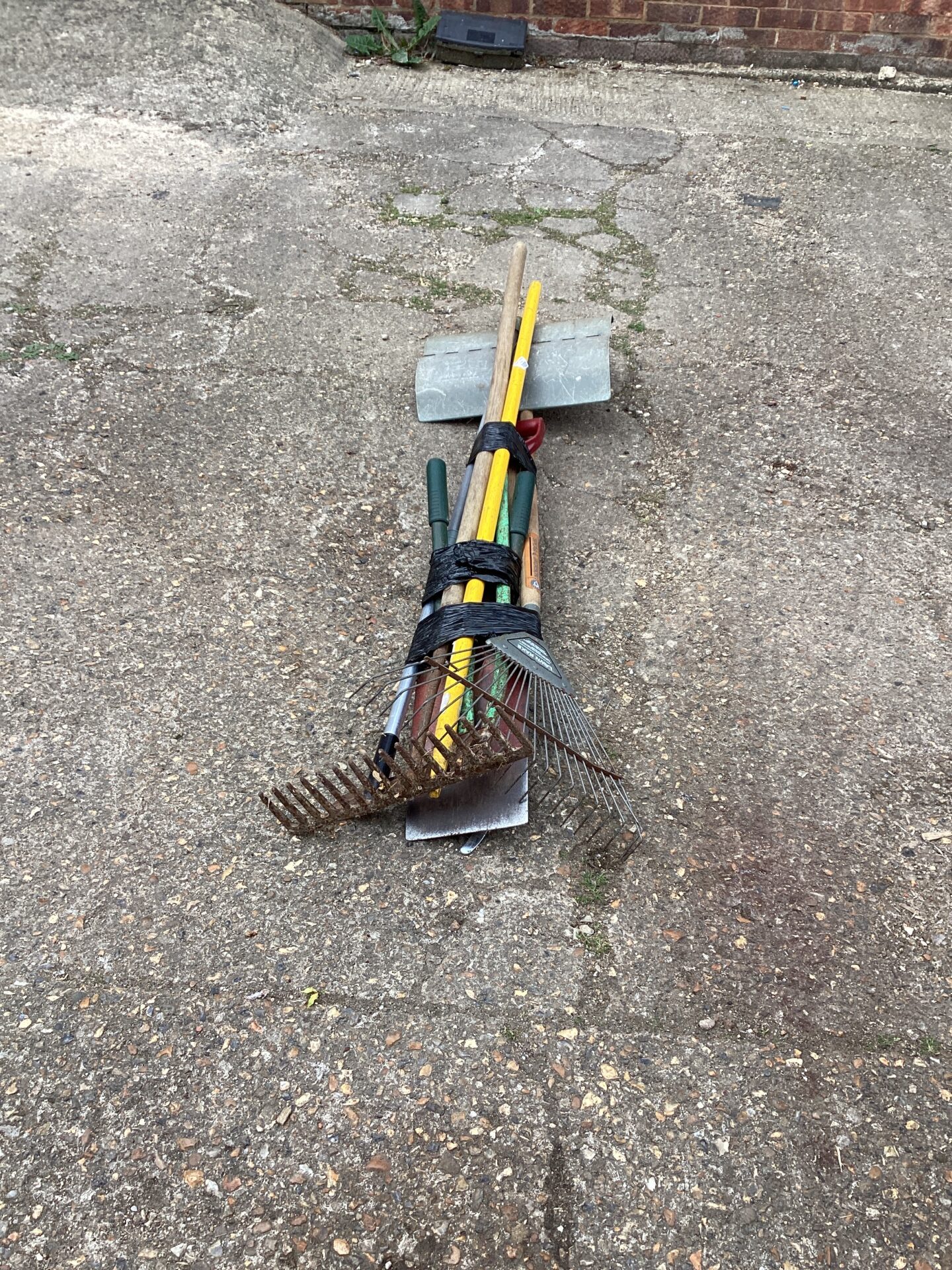 1123 Selection of garden tools