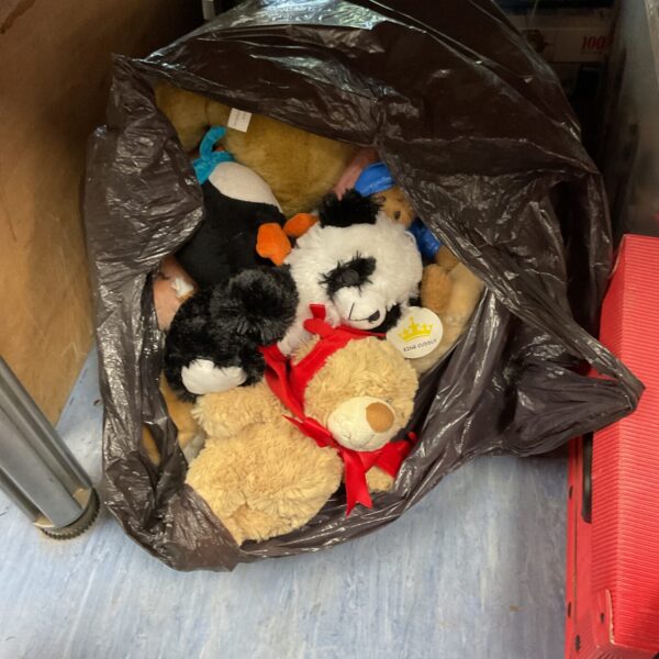 Mixed lot of vintage teddy bears and soft toys.