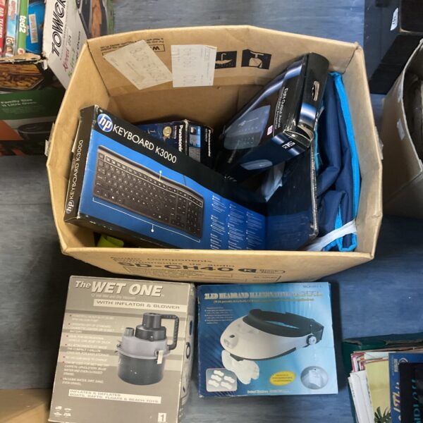 Mixed electrical lot with HP keyboard and magnifier headset.