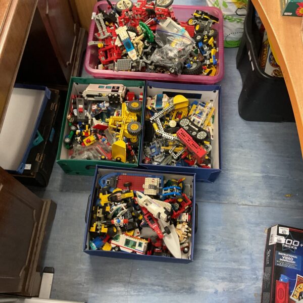 Mixed lot of vintage Lego vehicles and Technic parts.