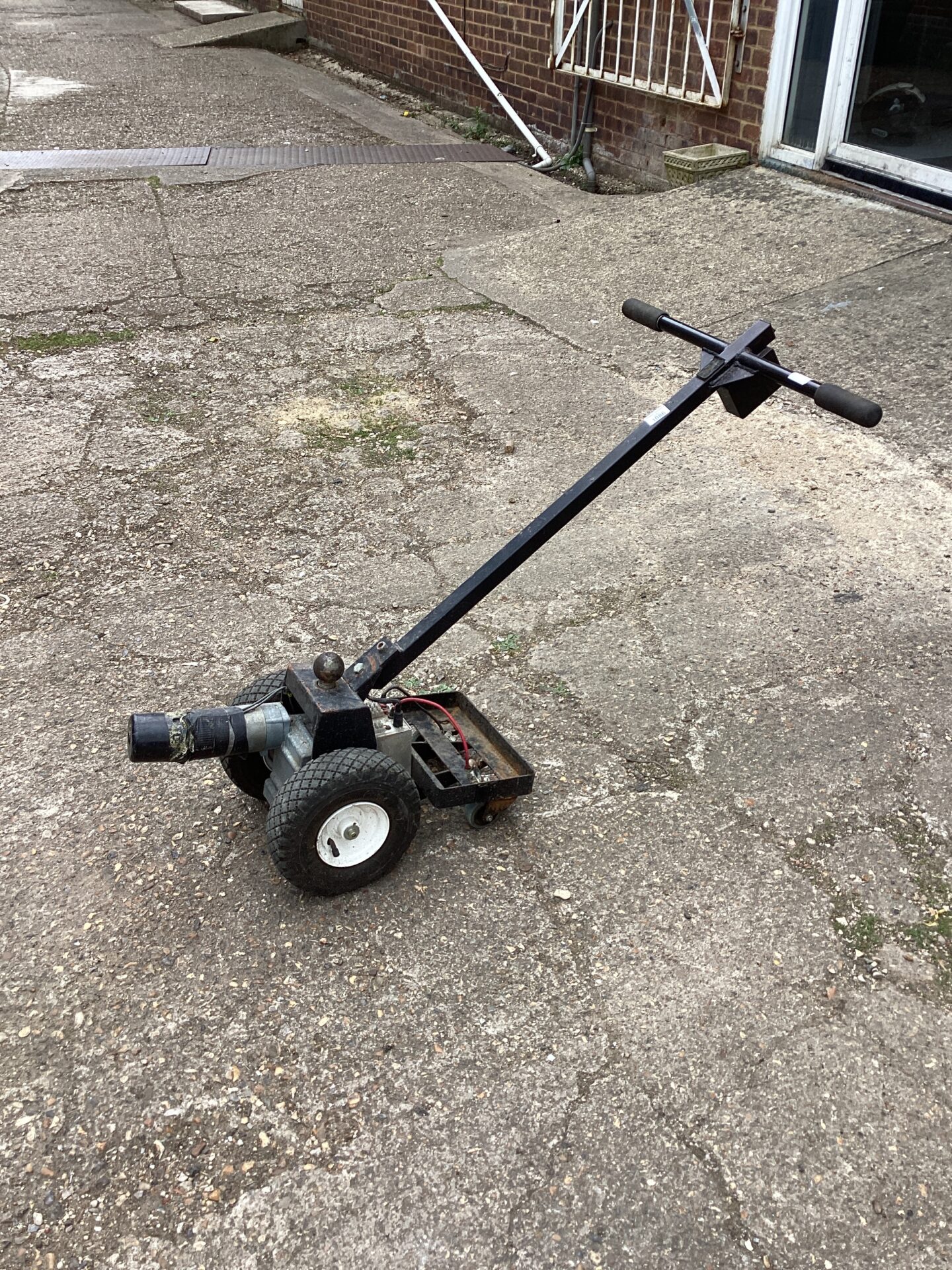 1086 Battery operated boat trolley