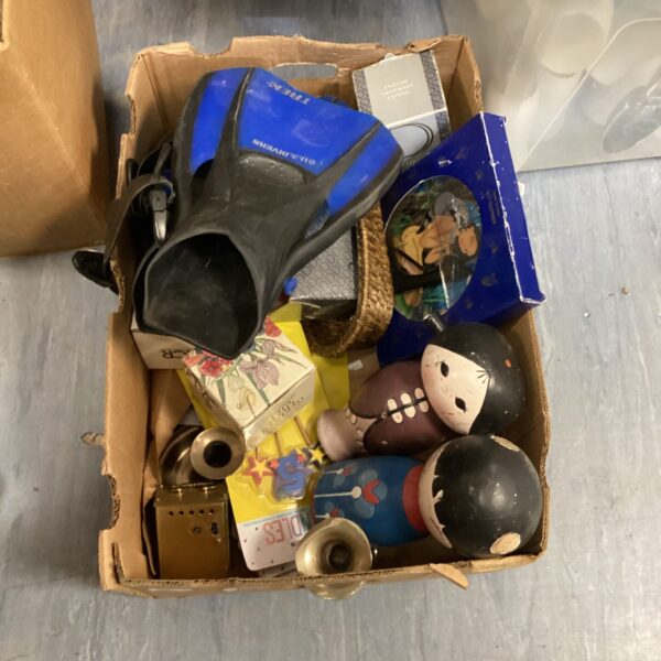 Mixed lot of vintage collectibles including oriental figures and flippers.