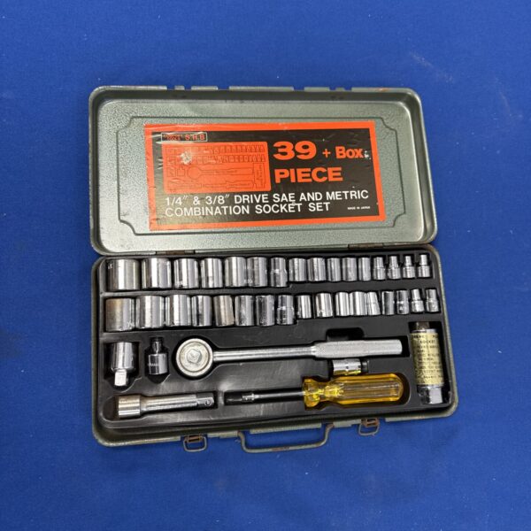 Vintage Comfort Tools 39-piece ratchet and socket set in red case.