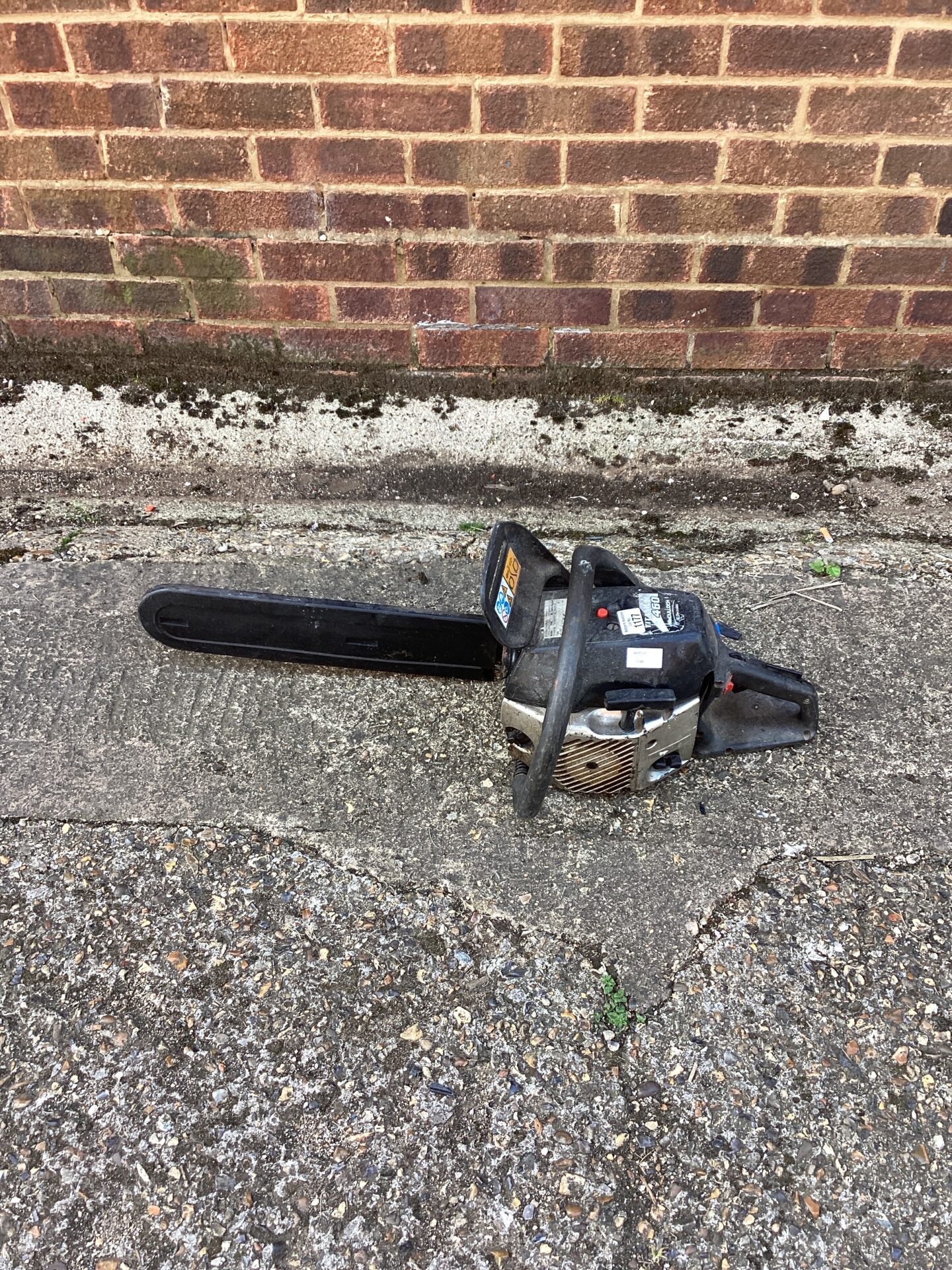 905 McCulloch 460 Petrol Chainsaw – has compression, untested further