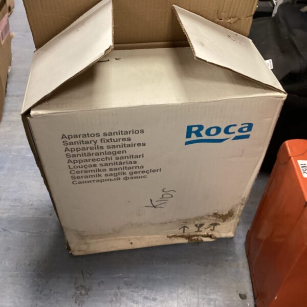 Side view of a Roca 4.5L toilet cistern.