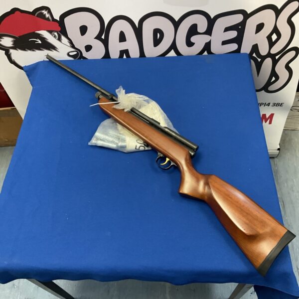 SMK QB78DL CO2 rifle with wooden stock, ideal for target practice.