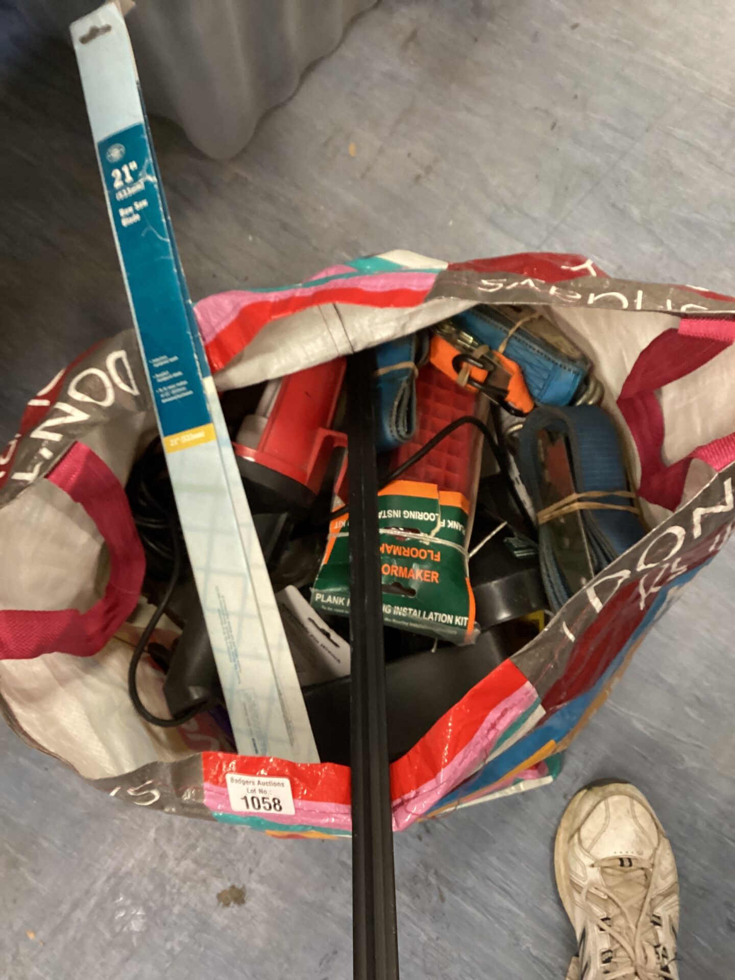 1058 Bag of mixed items inc Ratchet straps