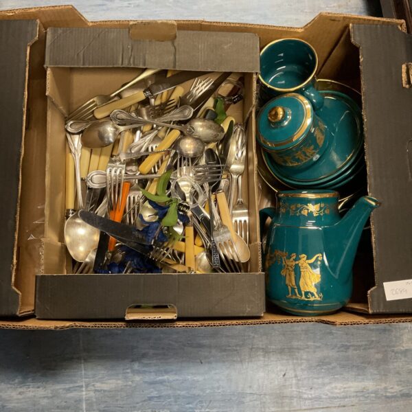 Mixed lot of vintage cutlery and terra china for collectors.