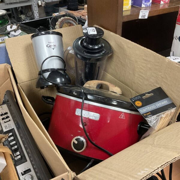 Crockpot slow cooker and Hinari Genie blender in a used condition.