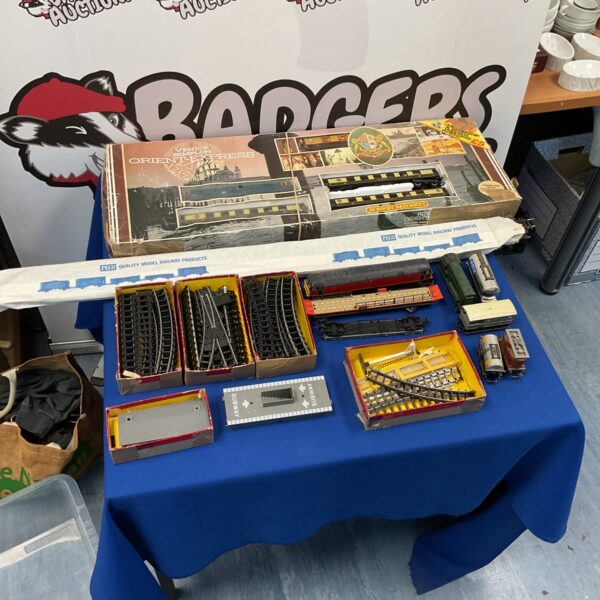 Mixed lot of vintage Hornby Railways trains, carriages and track pieces.