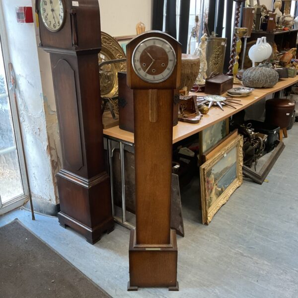 Vintage Art Deco granddaughter clock in wood.