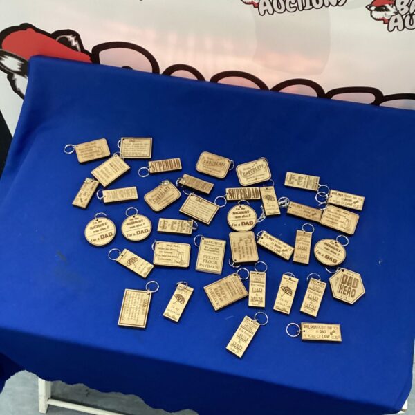 New wooden key rings with "DAD" and "SUPERDAD" phrases in a lot.