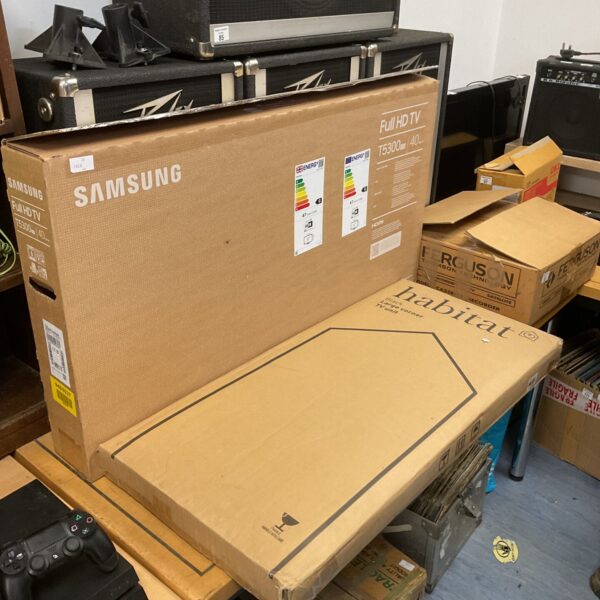 Samsung 40” Full HD TV with Habitat corner unit for home entertainment.