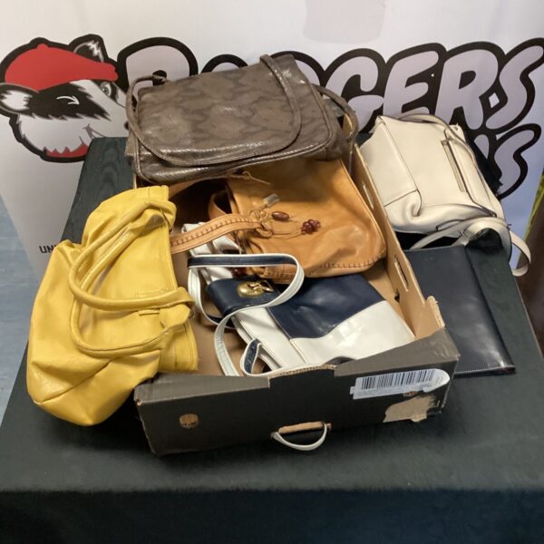 Mixed lot of vintage ladies handbags and purses.