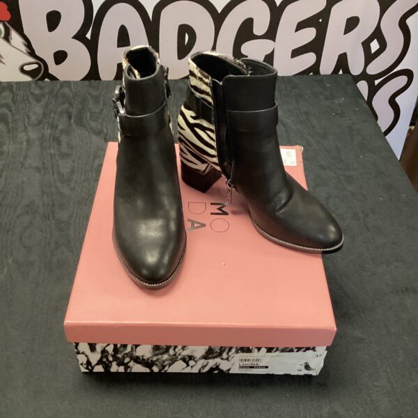 Black zebra print Moda Loona size 37 ladies boots