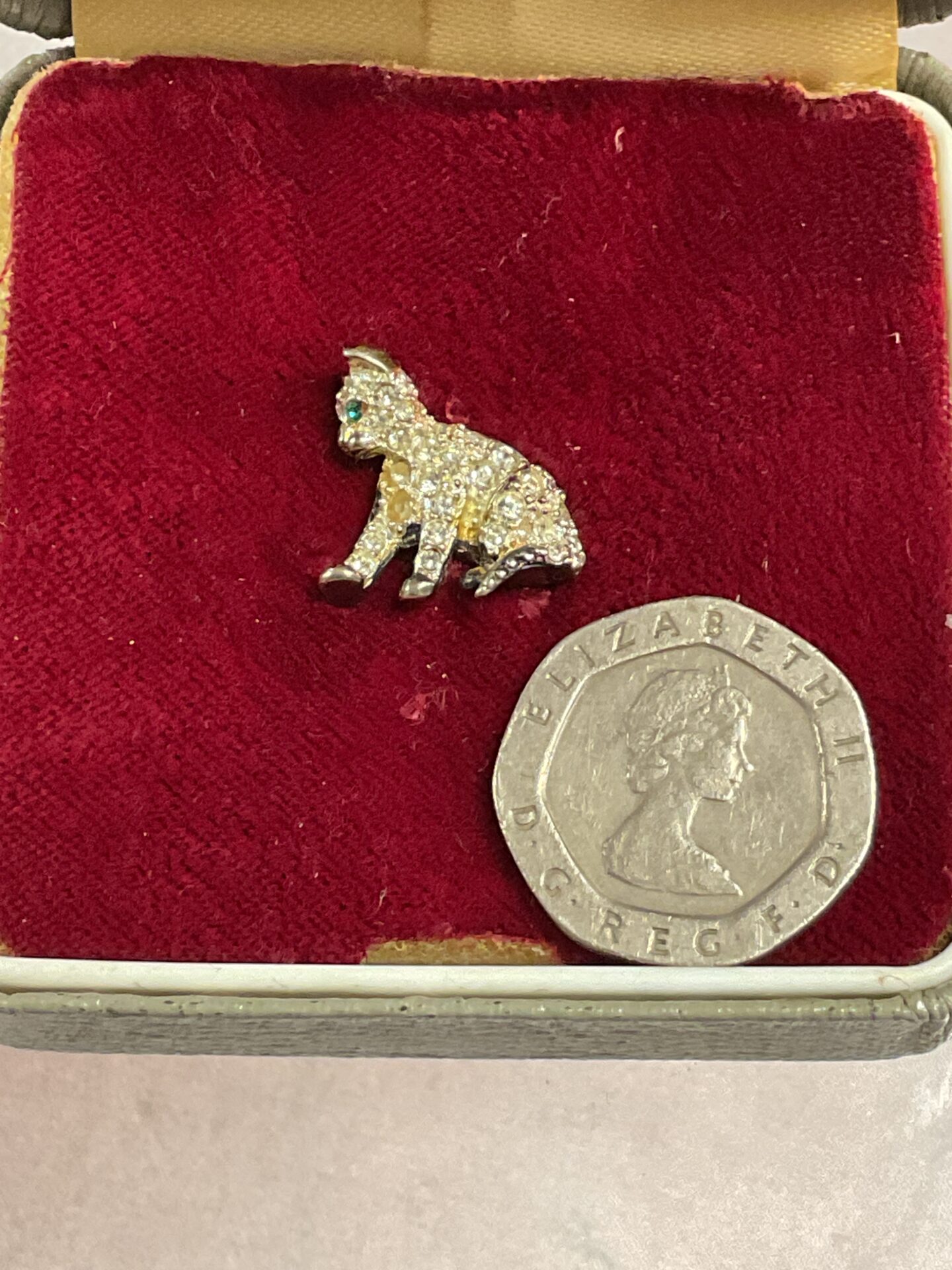 736 Vintage jewelled Cat Tie Stud