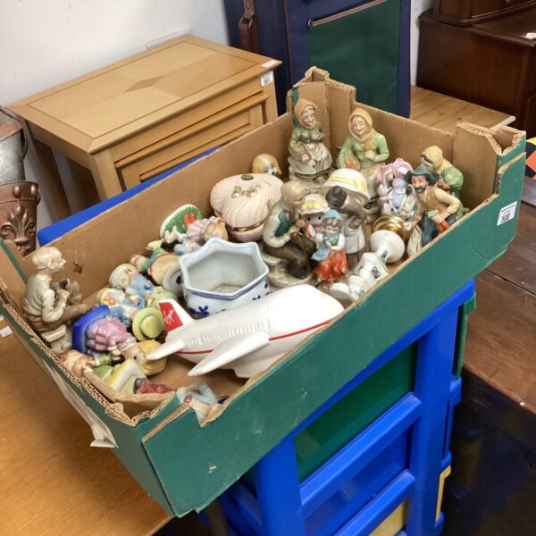 Mixed lot of vintage Capodimonte style figures and porcelain ornaments.