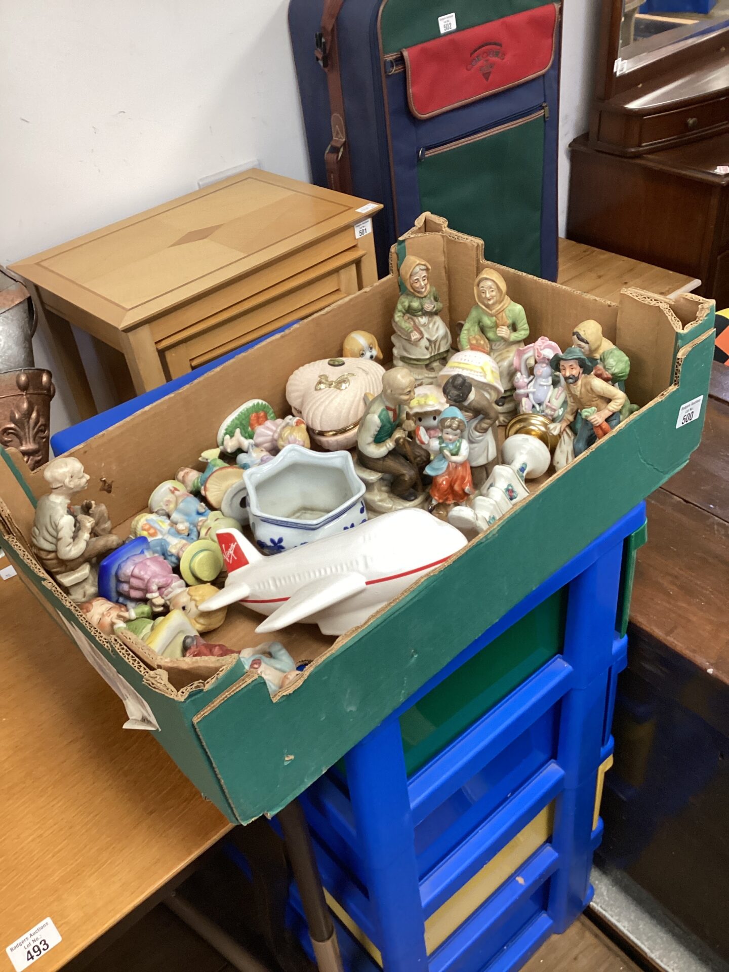 448 Box of mixed ornaments inc Capodimonte style figures
