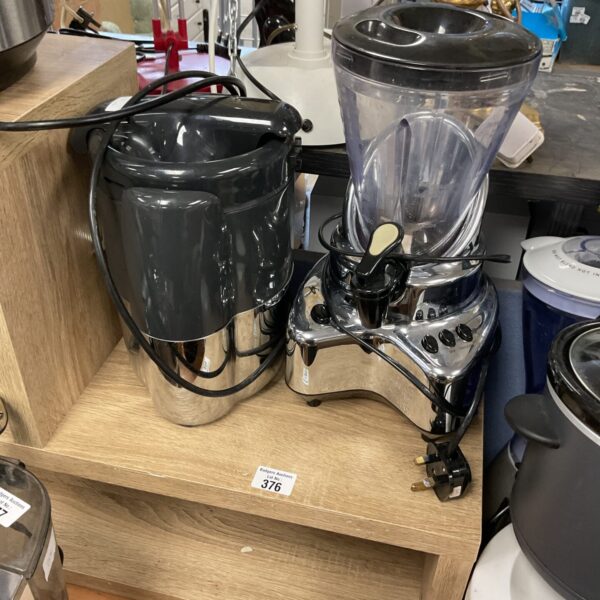 Stylish Smeg juice blender with a retro design.