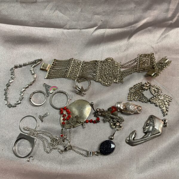 Mixed lot of vintage whitemetal jewellery including brooches and necklaces.