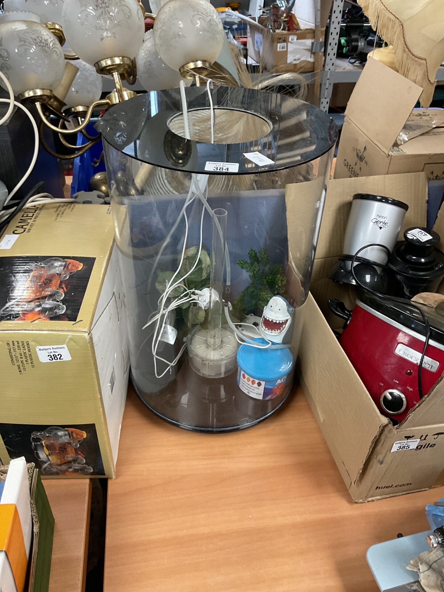 384 Circular fish tank with accessories and fish food