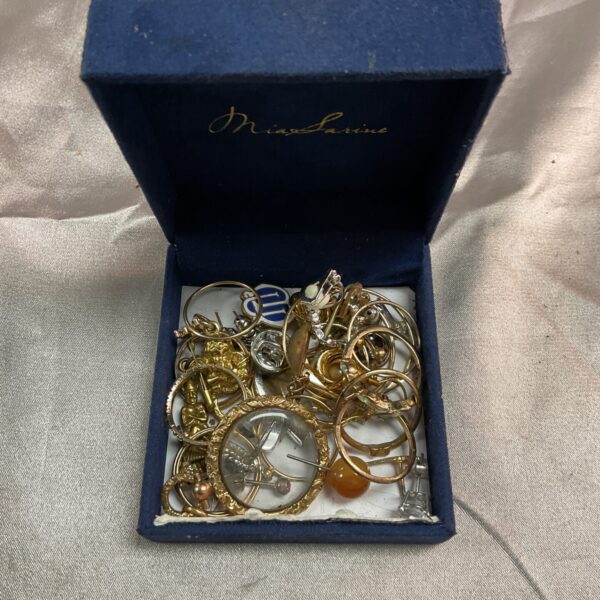 Mixed lot of vintage yellow metal jewellery and brooches.