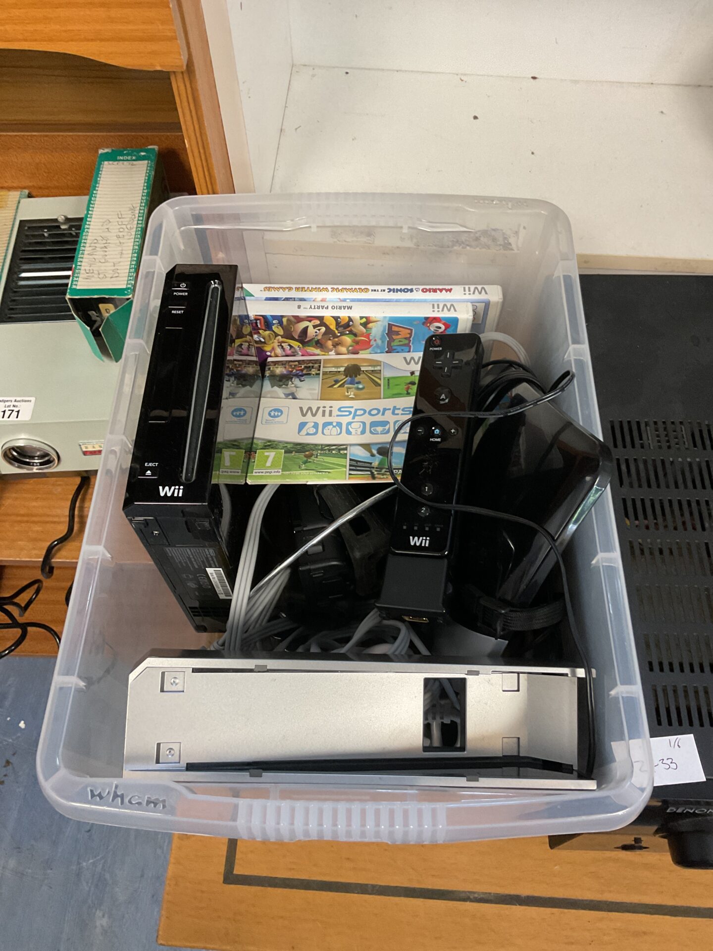 180 Black Nintendo wii console with games & controller