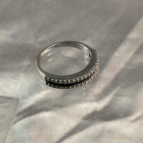 Sparkling diamond halo ring in 750 white gold, size N.