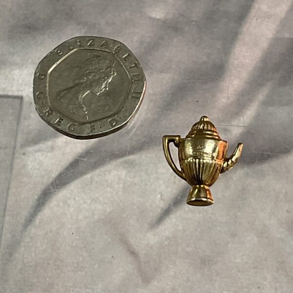 Detailed 9ct gold teapot charm, vintage jewellery pendant.