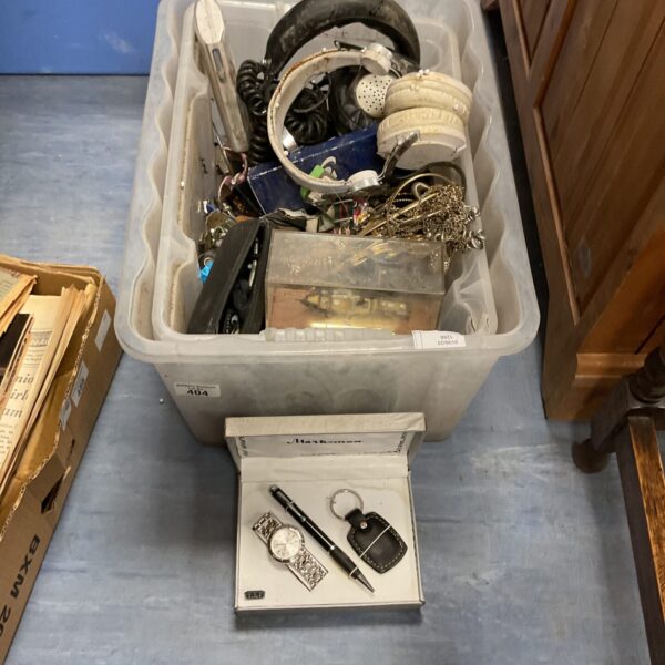 Mixed lot of costume jewellery and watches for collectors.