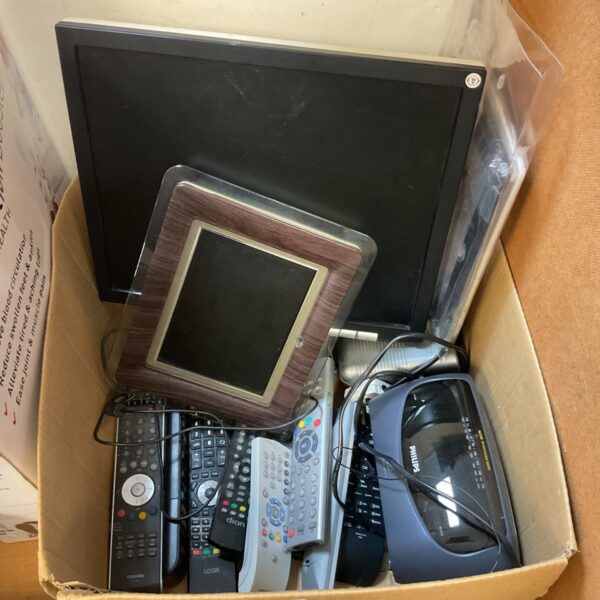 Mixed lot of vintage remotes and a Philips radio for collectors.