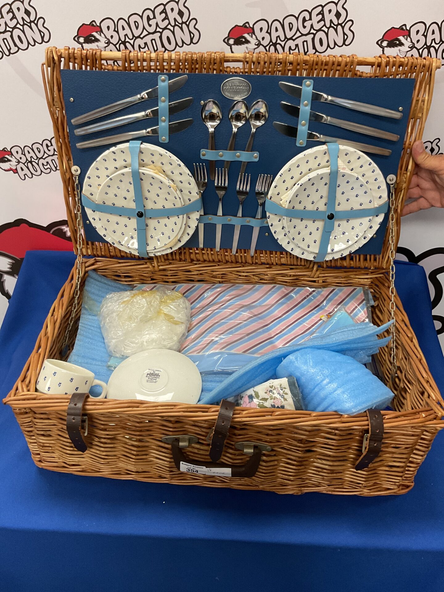 354 The brexton collection picnic basket with contents