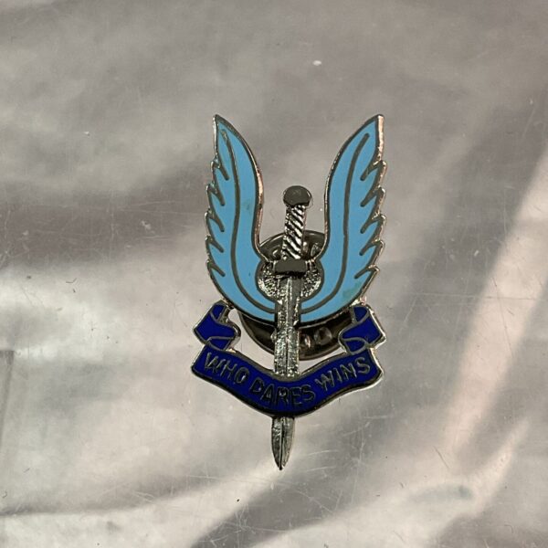 Detailed enamel SAS Who Dares Wins pin badge.