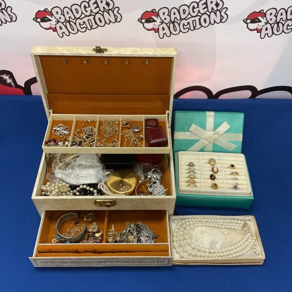 Costume jewellery and dress rings lot, vintage fashion accessories.