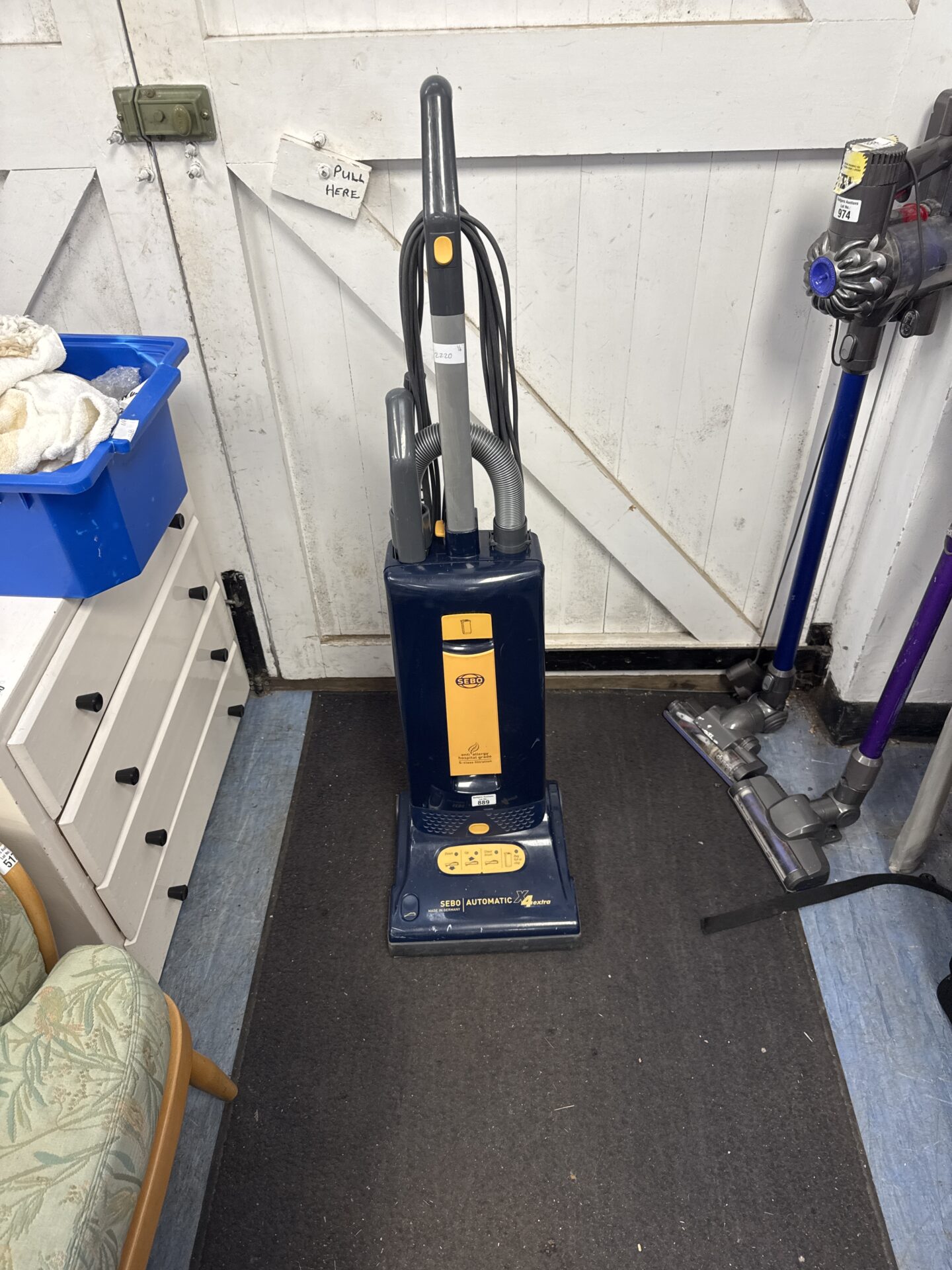 889 Sebo automatic x4 extra upright hoover – powers on