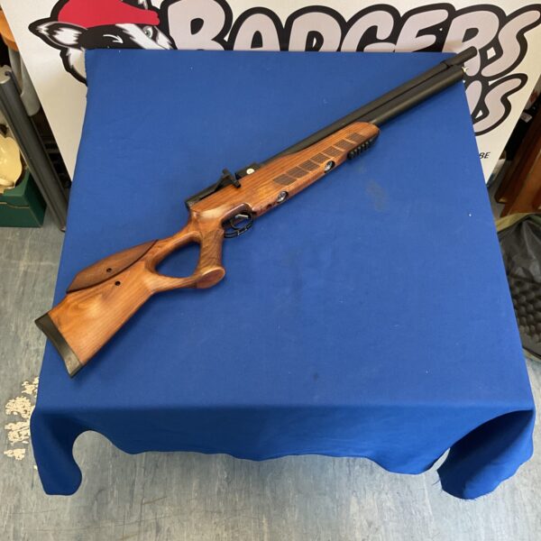 Le Enfeild Airacuda Max .177 air rifle displayed on a blue backdrop.